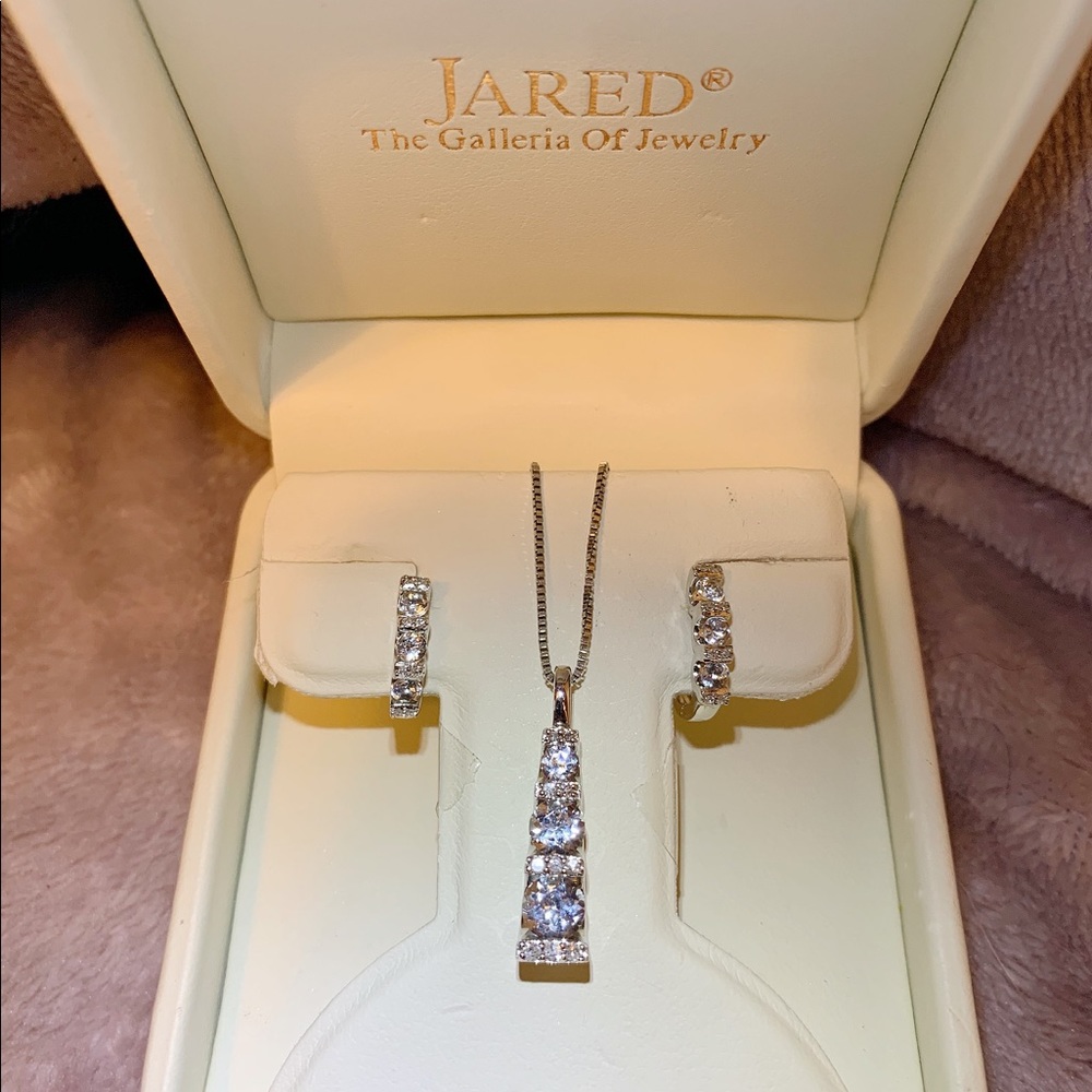 Necklace and earring set